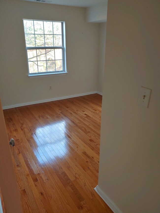 Foto del edificio - 8613 Falls Run Rd