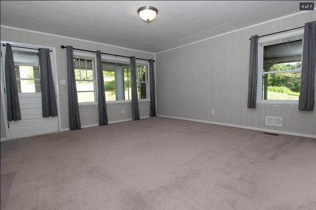 Building Photo - Recently Remodeled Apartment All Utilities...