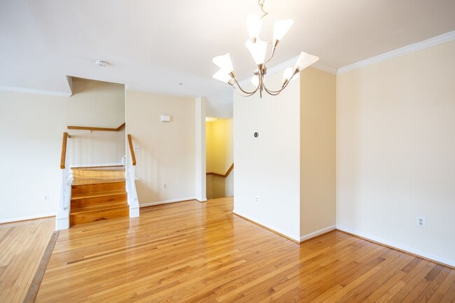 Building Photo - Stunning 3 BR/3 BA Townhome in Odenton!