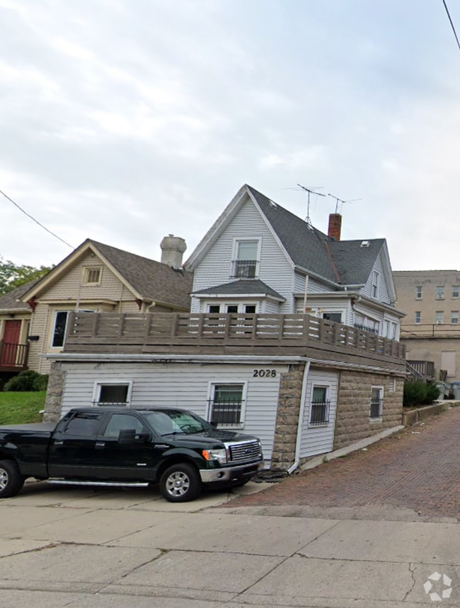 Building Photo - 6 Bedroom Single Family