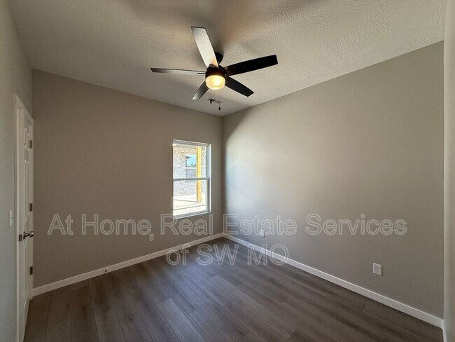 Building Photo - 4930 W Minota St