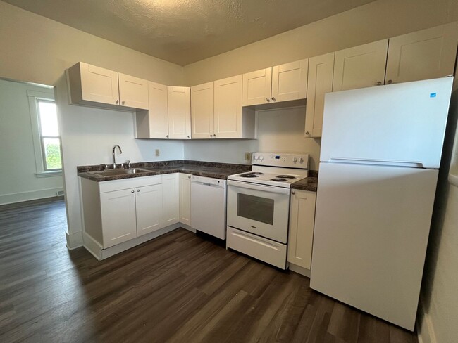 Building Photo - Renovated East Hillside 2 Bedroom 1 Bath S...