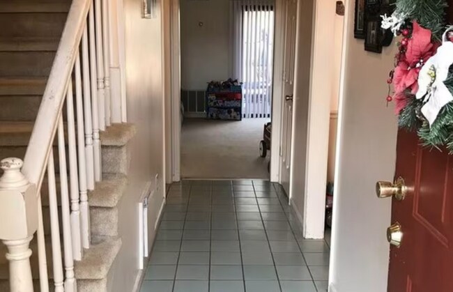 Foto del edificio - Room in Townhome on Patterson Cir