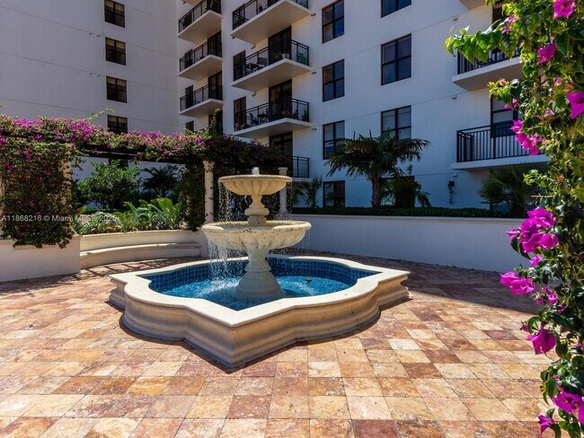 Foto del edificio - 888 Douglas Rd