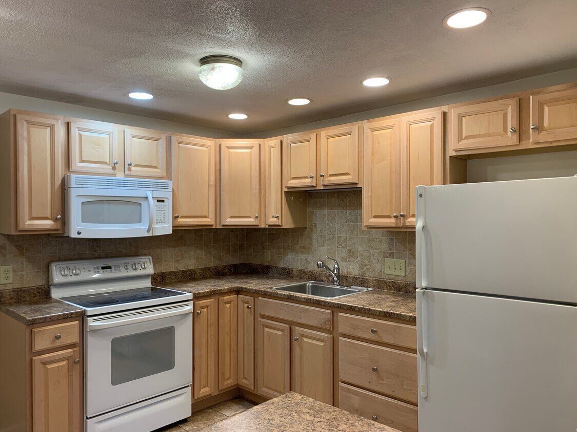 Kitchen - tons of storage! - 305 Riverside Ave