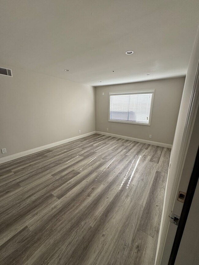 Foto del edificio - 922 Benito Ave