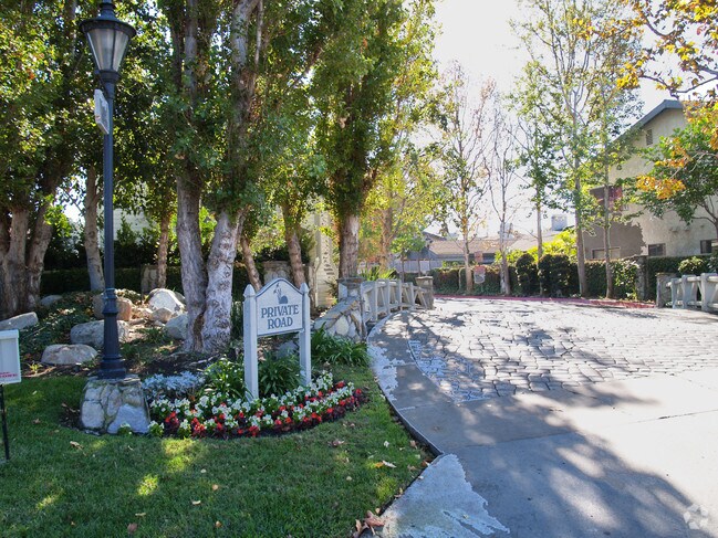 Building Photo - 2536 Santa Ana Ave