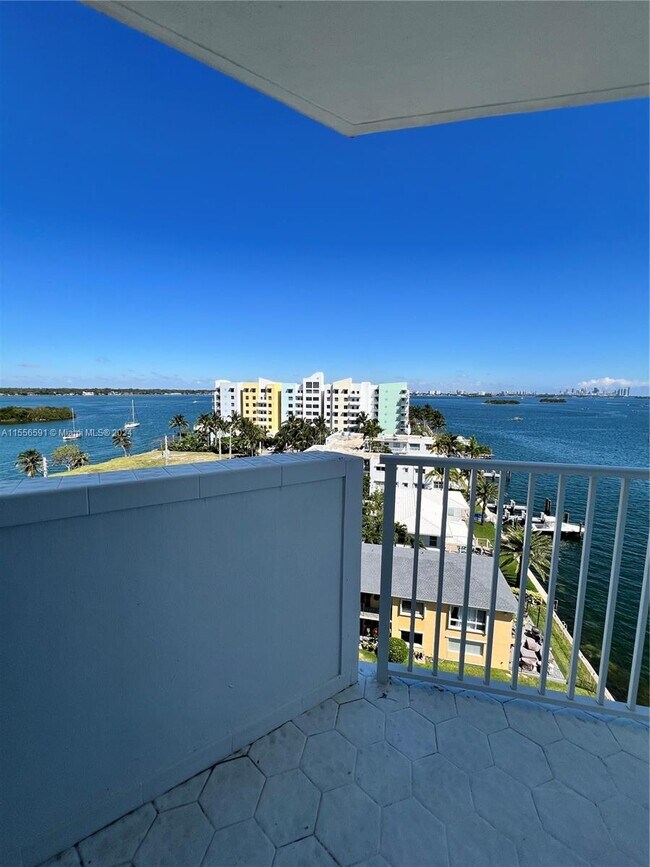 Foto del edificio - 7933 West Dr