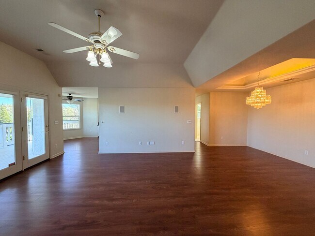 Foto del edificio - Beautiful Lakefront Home in the Vineyard! 55+ community