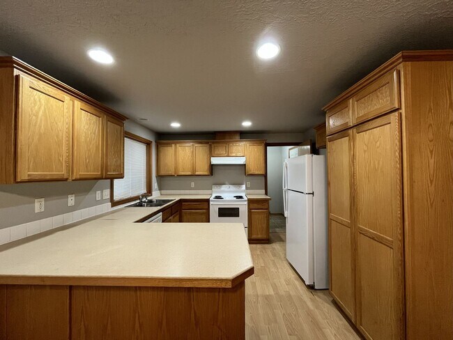 Foto del edificio - 3-Bed Home with Fireplace, Fenced Backyard, 2 Car Garage & Front Patio!