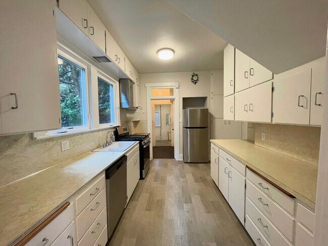 Foto del edificio - Elegant 4BR 2.5Bath Home with Fenced Yard & Garage Across from Seattle Prep**2 weeks free **2 wee...