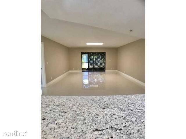 Foto del edificio - 65 Deer Creek Rd