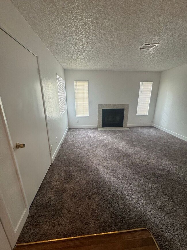 Foto del edificio - 2-Bed Gem with Fireplace, Patio & Pool Acc...