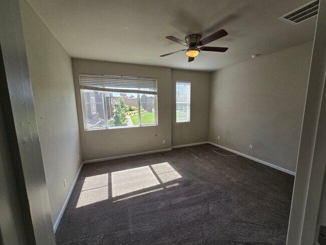 Building Photo - Townhome with great access to shopping, restauraunts and more!