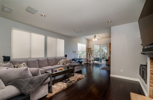 Building Photo - Gorgeous 3BR 3BA + Bonus Room (Office) Por...