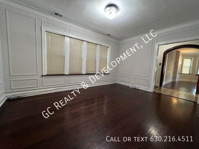 Building Photo - *** SPACIOUS 3 BEDROOM / 2 BATH / CENTRAL ...