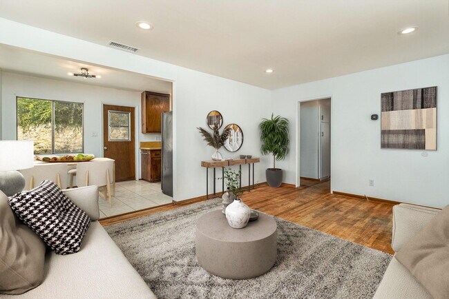 Foto del edificio - 6352 Clyde Ave