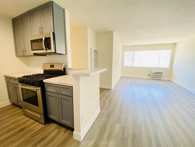 Building Photo - 6943 Hazeltine Ave