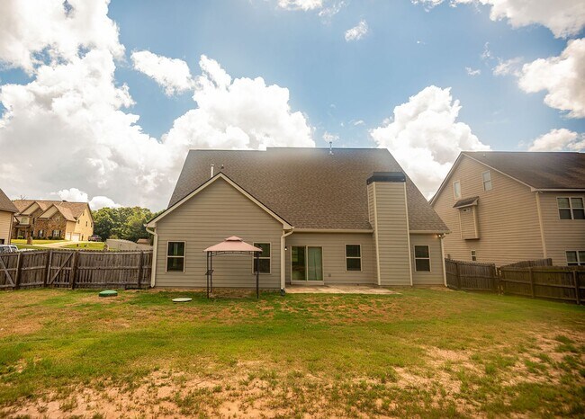 Building Photo - Beautiful home available today!