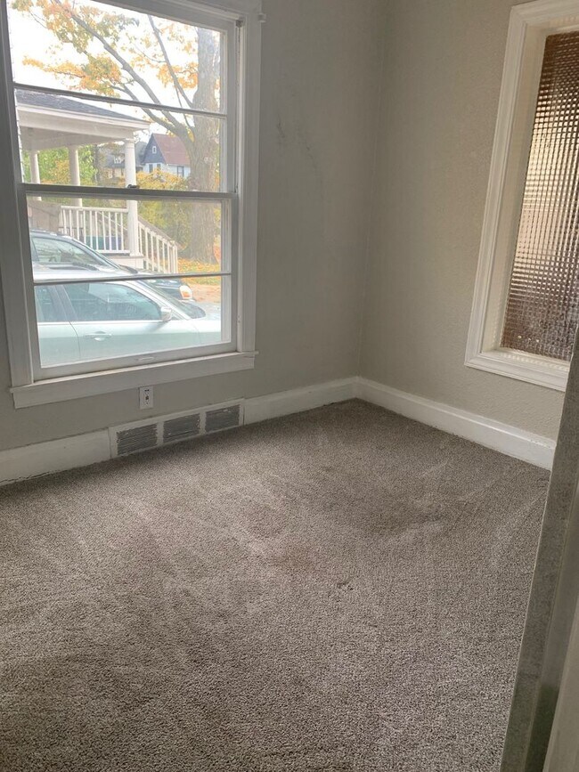Building Photo - 913 Egleston Avenue