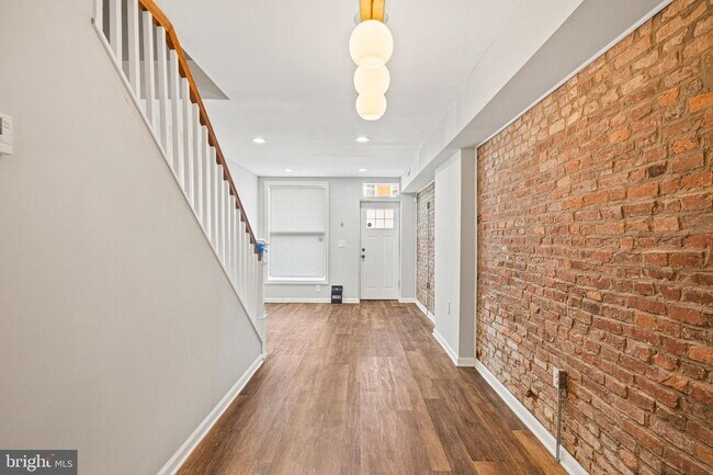 Building Photo - Gorgeous Large 3 Bedroom 3 Bathroom Rental in Hollins Market