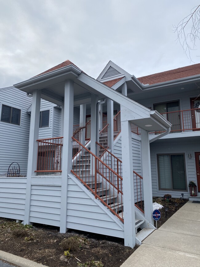Building Photo - 1042 Lookout Dr