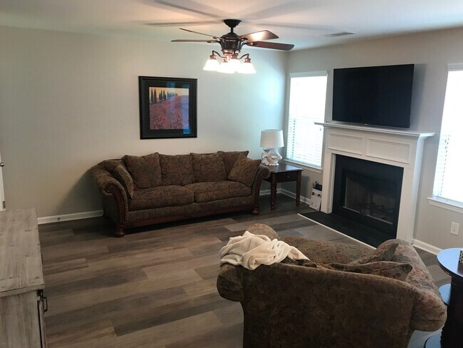 Foto del edificio - 327 Hidden Creek Ln