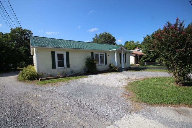 Building Photo - Rossville Home  2 bed 2 bath
