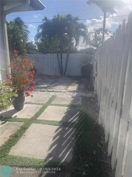 Foto del edificio - 814 NE 14th Pl