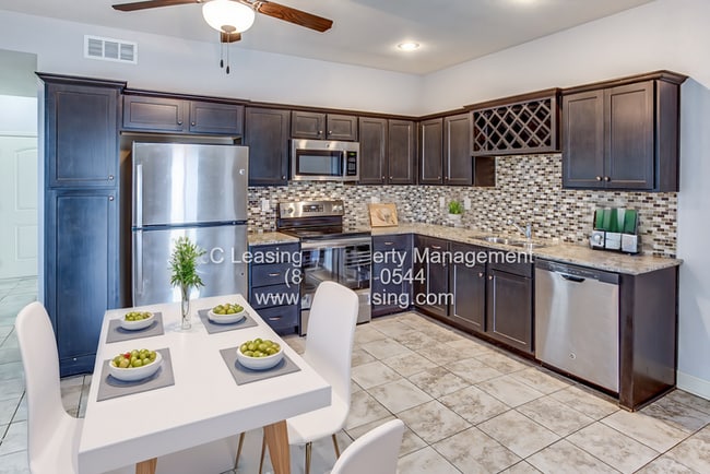 Building Photo - Eagle Creek Townhomes March Madness Special!