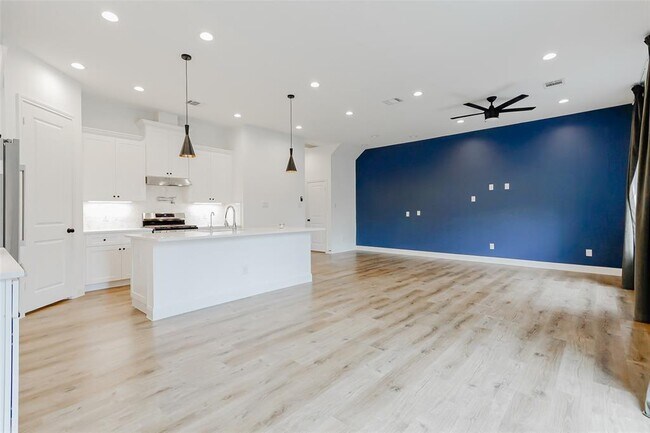 Building Photo - 7810 Kenton St