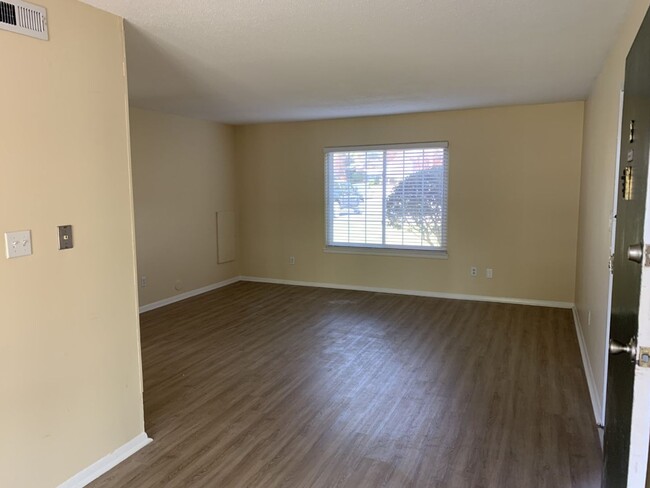 Foto del edificio - 5800 Falls of Neuse "B", 2-bd, 2-ba condo,...