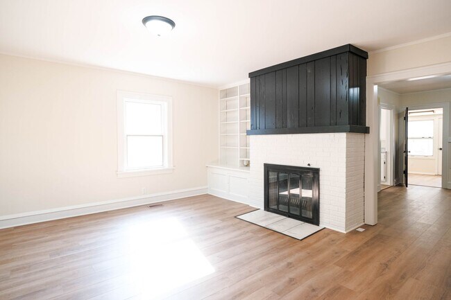Building Photo - 4 BED / 2 BATH RENOVATED HOUSE CLOSE TO CH...