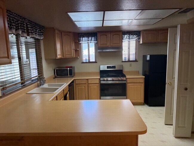 Kitchen - 8944 Canberra Dr