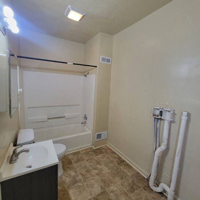 Building Photo - West Indy 3BR House ready to Lease!