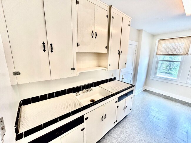 Foto del edificio - 811 Kenmore Ave