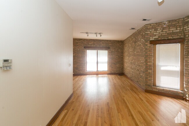 Building Photo - 1026 W Dakin St