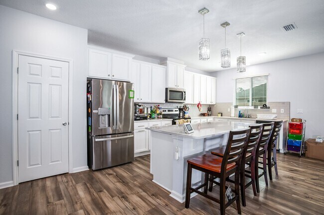 Foto del edificio - Spacious 3BR Home with Flex Space, Large Backyard & Open Floor Plan