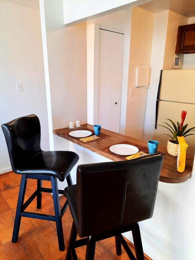 Breakfast bar - 1260 21st St NW