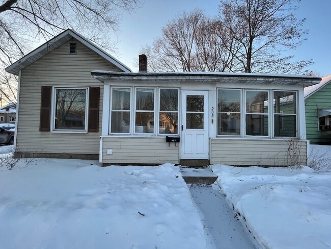 Building Photo - 2 Bedroom Single Family Home on Northside