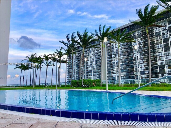 Foto del edificio - 601 NE 36th St