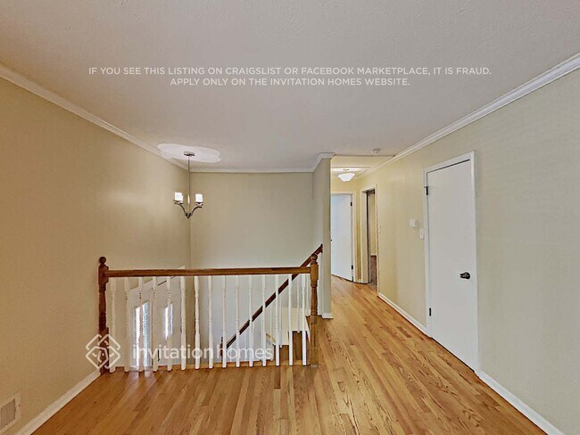 Building Photo - 2462 Lakewood Dr NW