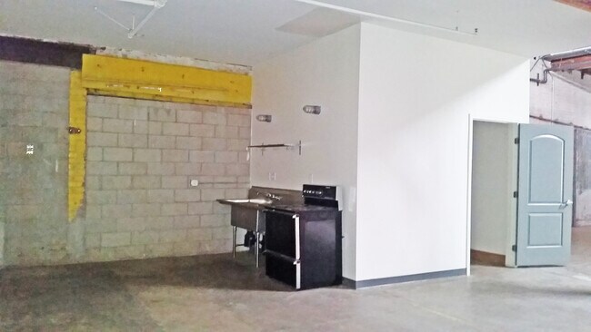 Foto del edificio - 560 E Commercial St