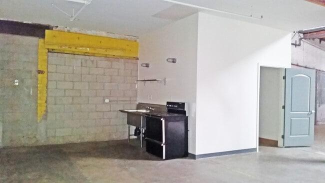 Building Photo - 560 E Commercial St