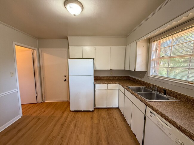 Building Photo - 2 Bedroom 1 Bath Duplex - Brand New Flooring and Paint!