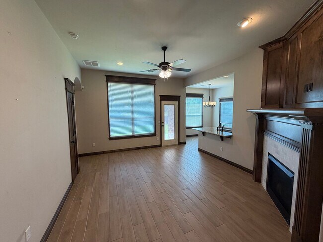 Foto del edificio - Beautiful 3 bed 2 bath in Noble, pets considered with additional deposit, granite and laminate fl...
