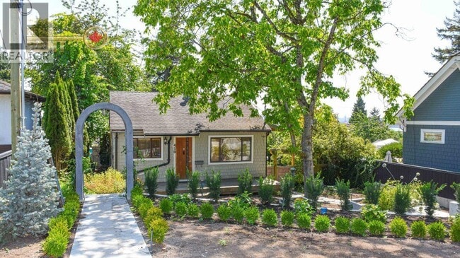 Building Photo - 419 5th St E