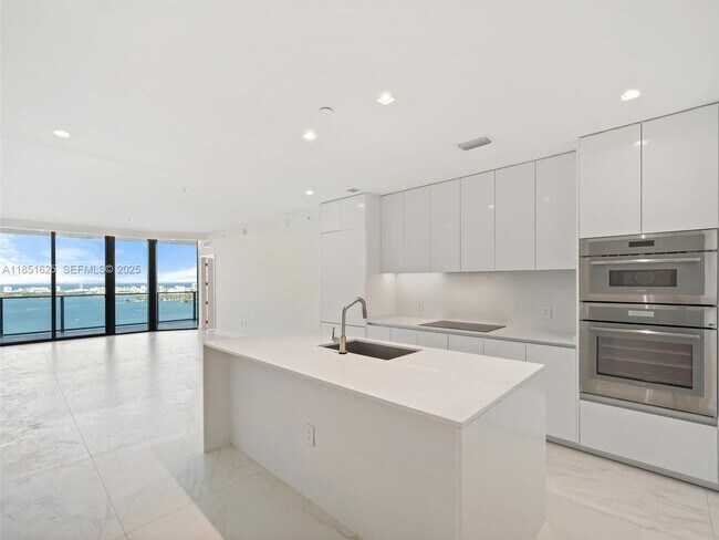 Foto del edificio - 700 NE 24th St