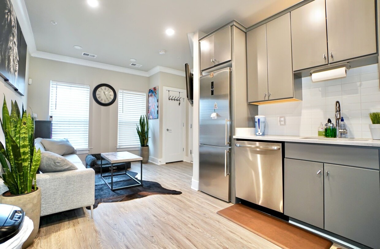 Two-Level 1BR w/ Den Next to Walter Reed a... - Two-Level 1BR w/ Den Next to Walter Reed a...