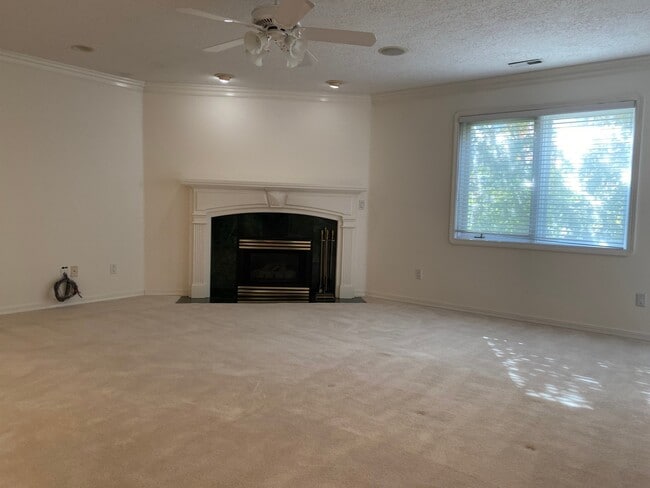 Building Photo - 4 Bed/3.5 Bath House in Cottonwood Heights...